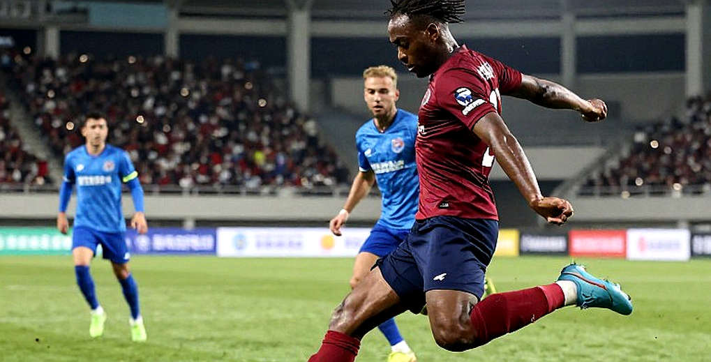 Persija thắng ngược Persik 2-1, nhưng phòng họp báo chỉ nói về mặt cỏ JIS